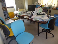 堀内先生のデスク。地震のせい？